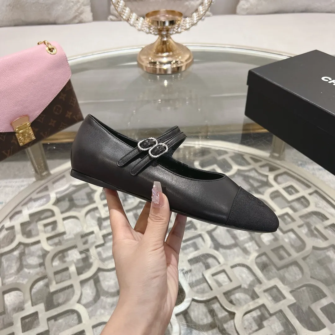 👟👟Ex-factory price 520👟👟 Women's Shoes Factory 𝐂𝐇𝐀𝐍𝐄𝐋 | Xiaoxiang 2025 Mary Jane Shoes Macaron Series ❤️ 2025 Spring and Summer New Xiaoxiang Mary Jane Shoes Series New〰 🍬 A must in the fashion circle, the matching will demonstrate meticulous minimalism Classic elements that will never fade away 💋 Show unique dressing style and it’s too beautiful to say anything. A must-have for summer... Upper: Sheepskin Lining: Sheepskin Outsole: Genuine leather sole Shoe size: 35-41 (40 and 41 customizations are non-refundable) Heel height: 1.5cm/6cm
